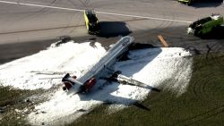 CNNE 1228398 - asi escapo pasajero del avion que se incendio en miami