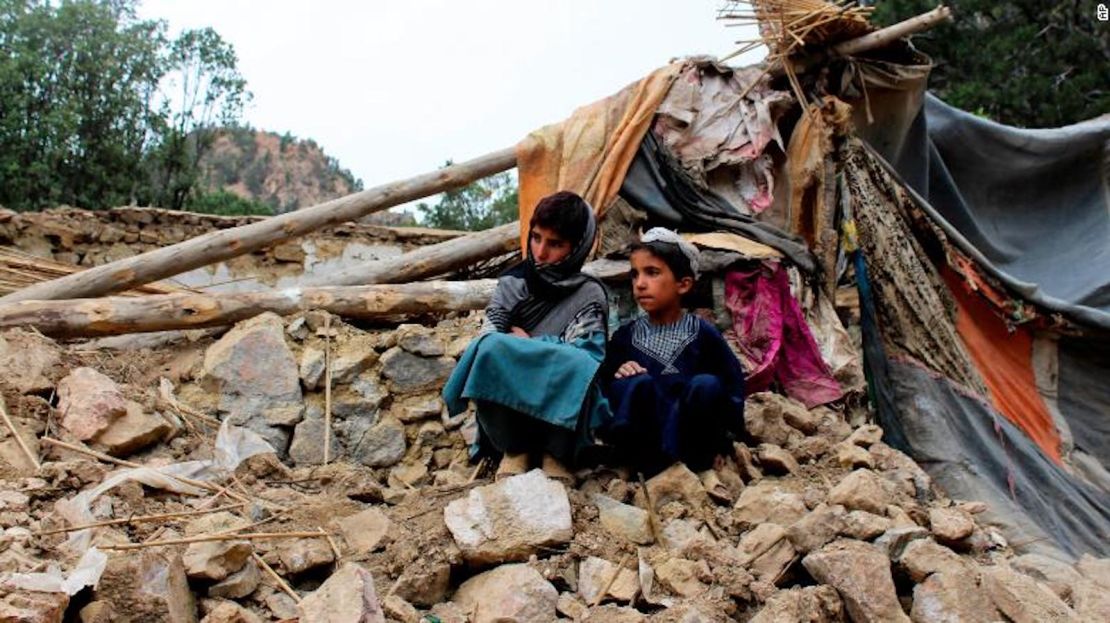 Niños afganos se sientan cerca de su casa destruida por el terremoto de 5,9 en el distrito de Spera, en la parte suroeste de la provincia de Khost, Afganistán, el miércoles 22 de junio de 2022.