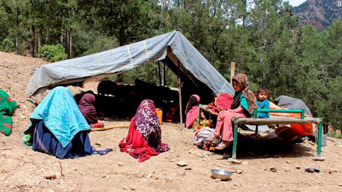 Los aldeanos afganos se sientan fuera de una tienda de campaña después de que su casa fuera dañada por un terremoto en Spera, provincia de Khost, el 22 de junio.