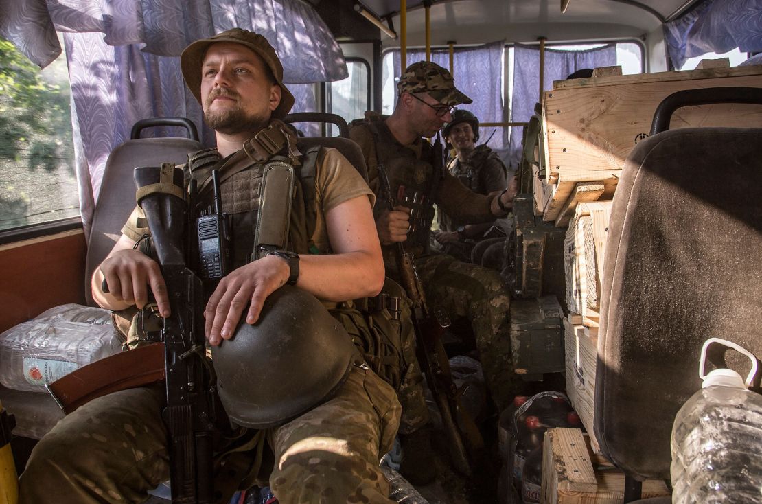 Militares ucranianos se dirigen en un autobús a sus posiciones en la zona de Luhansk, Ucrania, el 19 de junio. (Oleksander Ratushniak/EPA-EFE/Shutterstock)A medida que las fuerzas rusas se acercan a la ciudad de Lisychansk, los comandantes militares ucranianos tienen una elección poco envidiable. Pueden defender la ciudad, bloque a bloque, contra una potencia de fuego muy superior, o pueden retirarse para tomar nuevas posiciones defensivas más al oeste.