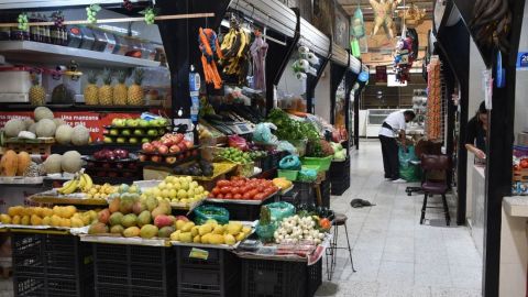 Comerciantes ofrecen sus productos en un mercado de Ciudad de México, el 4 de mayo de 2022. - México anunció un acuerdo con  del sector privado destinado a mantener los precios de los alimentos básicos ante la mayor inflación de las últimas dos décadas. El pacto no vinculante está diseñado para mantener los precios de los alimentos básicos estables durante al menos seis meses, dijo el secretario de Hacienda, Rogelio Ramírez de la O.