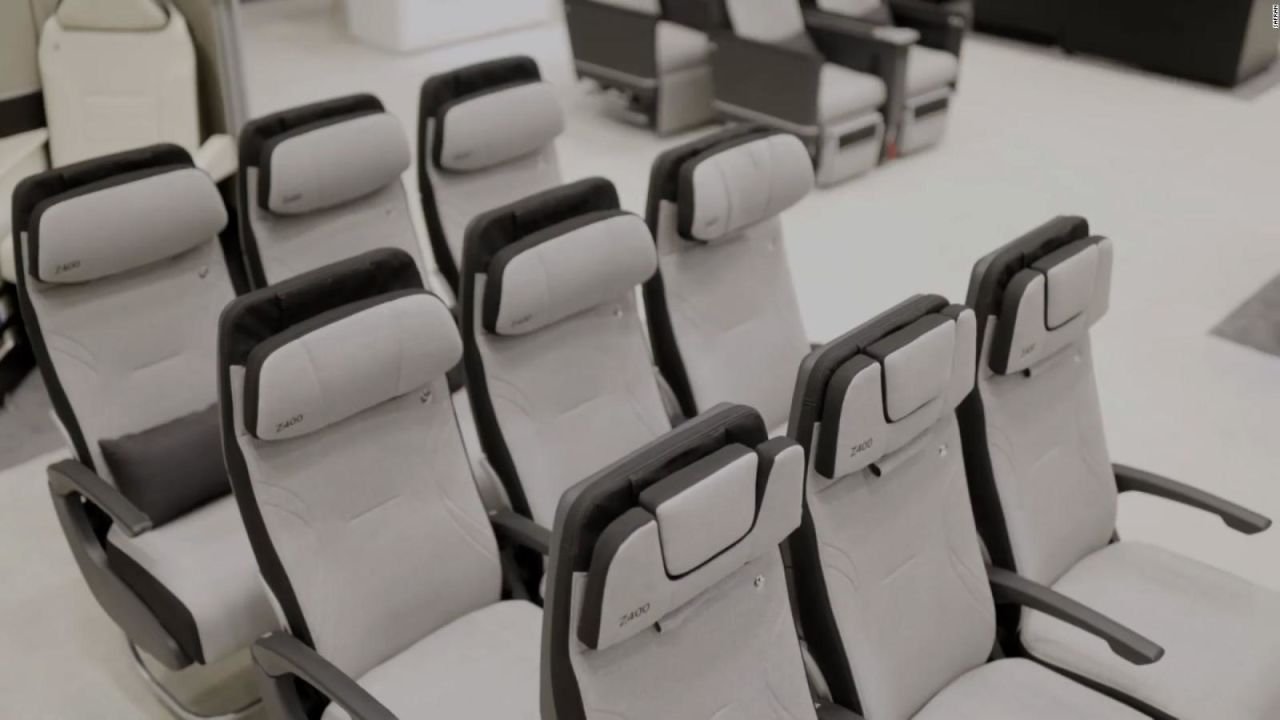 CNNE 1228754 - presentan asiento de avion con auricular en el reposacabezas