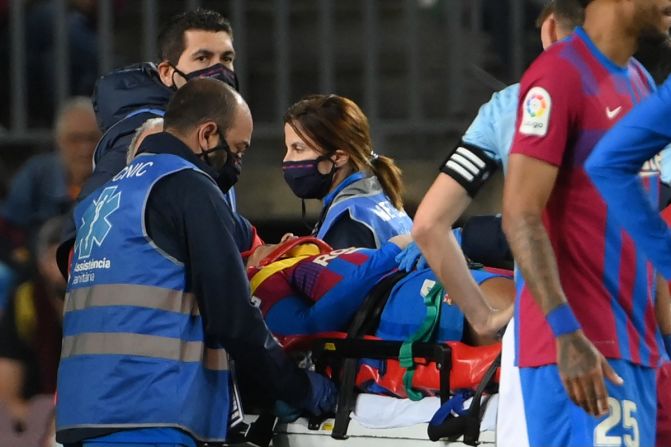 El defensa del Barcelona Ronald Araujo choque de cabezas con su compañero Gavi y tuvo que ser trasladado al hospital tras de sufrir una conmoción cerebral en la victoria del club por 3-1 contra el Celta de Vigo a mediados de 2022.