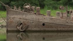 CNNE 1228848 - el rio mas largo de italia revela su lecho y un barco hundido por sequias