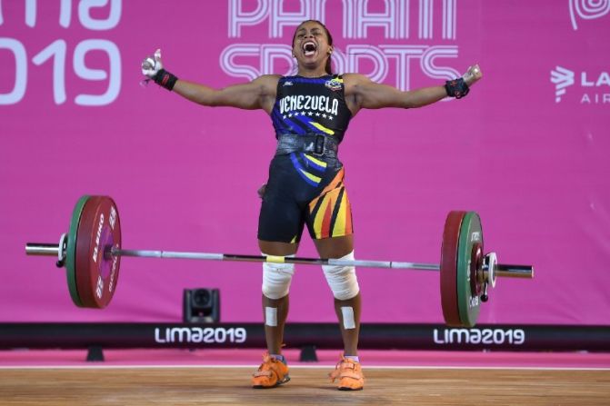 La levantadora de pesas venezolana Génesis Rodríguez se desmayó durante la prueba en los Juegos Panamericanos de Toronto 2015. Tras recibir atención médica, volvió a la prueba y se llevó la medalla de plata en la categoría de 53 kilos. En la imagen, Rodríguez participa en los Juegos Panamericanos Lima 2019.