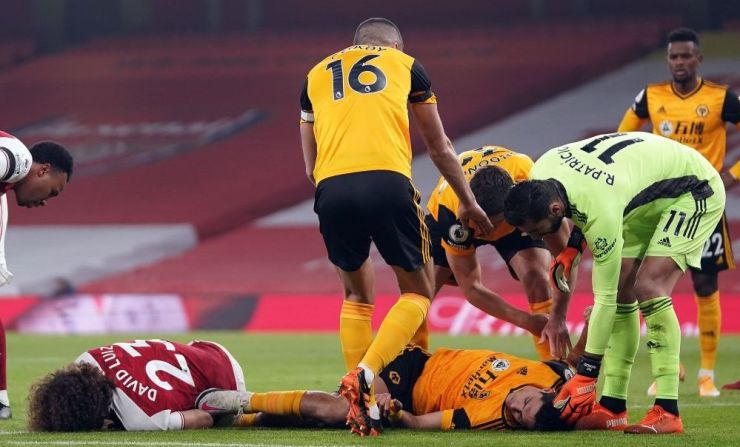 En 2020, el delantero mexicano Raúl Jiménez fue sometido a una operación en Inglaterra debido a la fractura craneal que sufrió tras chocar con el futbolista del Arsenal David Luiz durante el partido de la Premier League entre Arsenal y Wolverhampton Wanderers en el Emirates Stadium el 29 de noviembre de 2020 en Londres, Inglaterra. Un año después, los Wolves lanzaron el tráiler del documental "Red Code", donde el propio Jiménez y otros de sus compañeros y familiares dan su testimonio sobre el incidente.