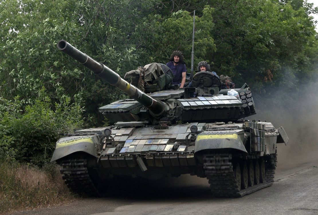 Soldados ucranianos montan un tanque en una carretera de la región oriental de Luhansk el 23 de junio de 2022, en medio de la invasión militar rusa lanzada sobre Ucrania.