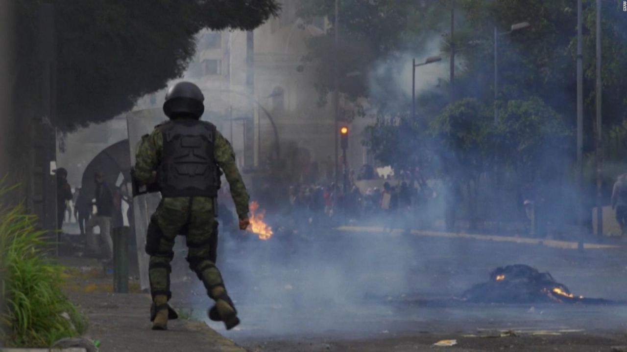 CNNE 1229235 - ecuador- 12 policias y 17 militares heridos en manifestaciones