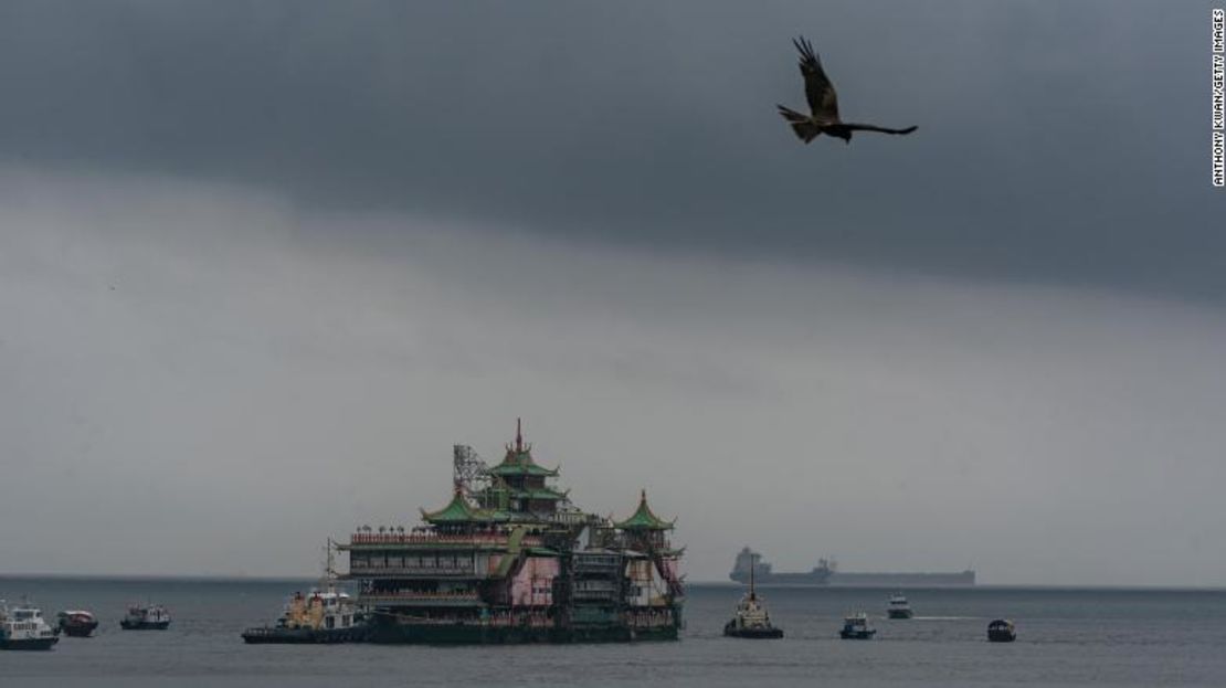 Un pájaro sobrevuela el restaurante flotante Jumbo, de estilo imperial chino, mientras es remolcado fuera de un refugio contra tifones en Hong Kong el 14 de junio de 2022.