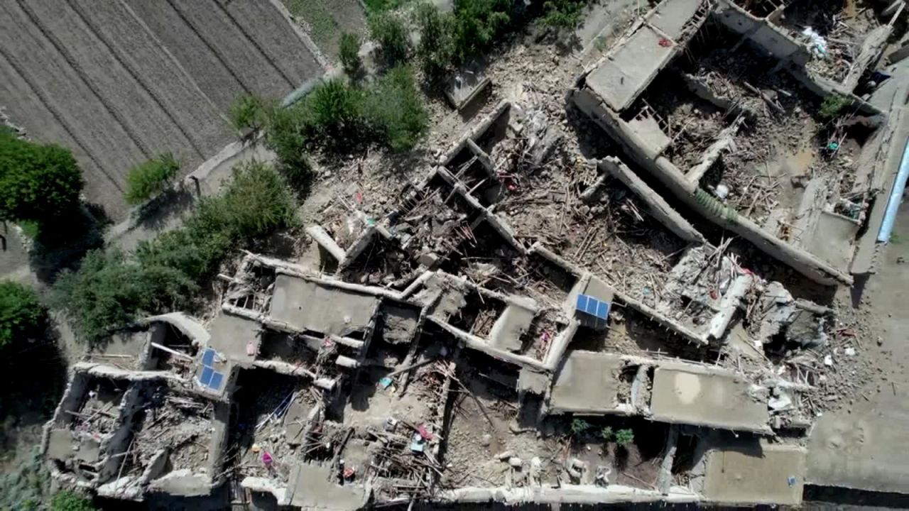 CNNE 1229557 - "toda la gente quedo enterrada bajo sus casas"- supervivientes describen el terremoto en afganistan