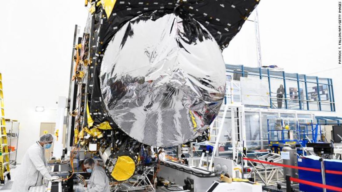 Los ingenieros preparan la nave espacial Psyche dentro de una sala limpia en el Laboratorio de Propulsión a Chorro de la NASA en Pasadena, California, el 11 de abril.