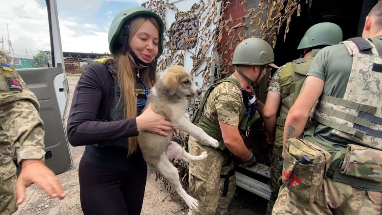 CNNE 1229632 - de modelo a voluntaria en la guerra de ucrania