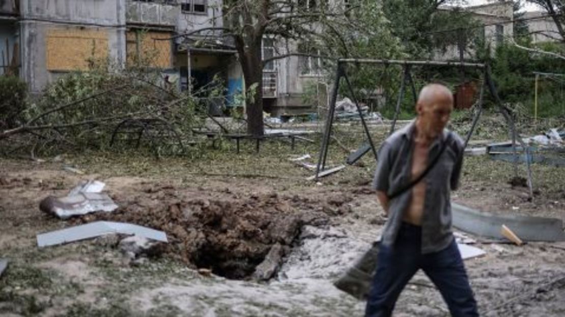 Un residente local camina frente a un edificio de apartamentos destruido en un ataque con misiles, en medio de la invasión rusa de Ucrania, en Bakhmut, Ucrania, el 13 de junio de 2022.