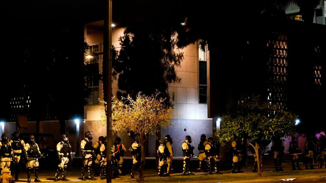 La policía antidisturbios rodea el Capitolio de Arizona después de que los manifestantes llegaron al frente del edificio del Senado de Arizona luego de la decisión de la Corte Suprema de revocar Roe vs. Wade el viernes.