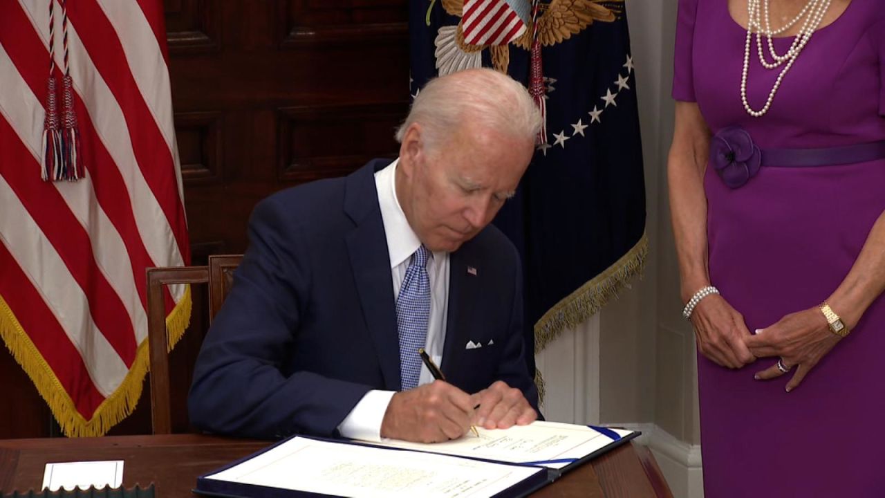 CNNE 1229791 - biden promulga un proyecto de ley sobre las armas