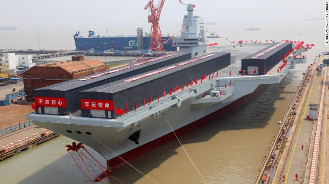 El tercer portaaviones de China, el Fujian, en el astillero de Jiangnan el 17 de junio.