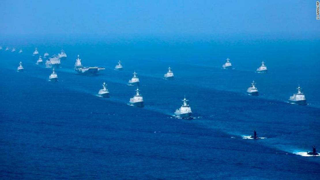 El portaaviones Liaoning de China acompañado por fragatas y submarinos de la marina durante un ejercicio en el Mar de China Meridional.