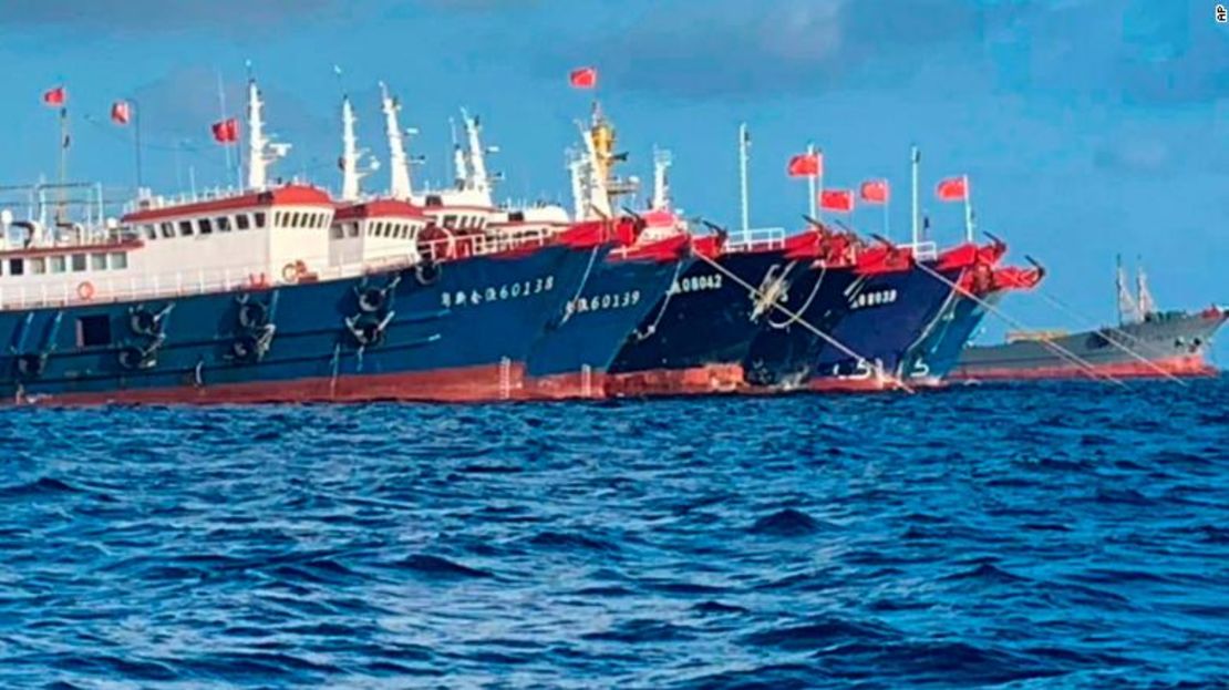 Barcos chinos amarrados en Whitsun Reef en el Mar de China Meridional en 2021.