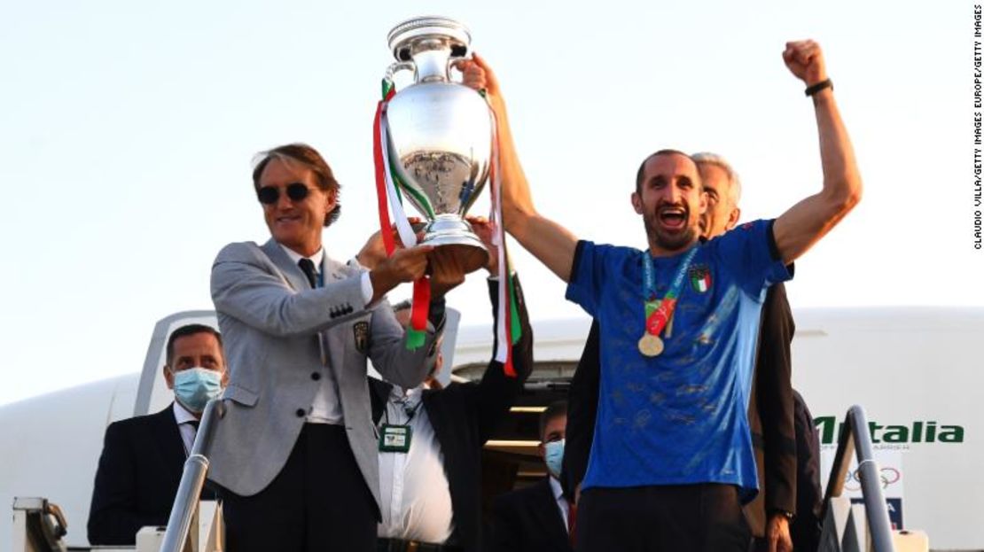 El seleccionador italiano Roberto Mancini y el capitán Chiellini celebran con el trofeo de la Eurocopa 2020.