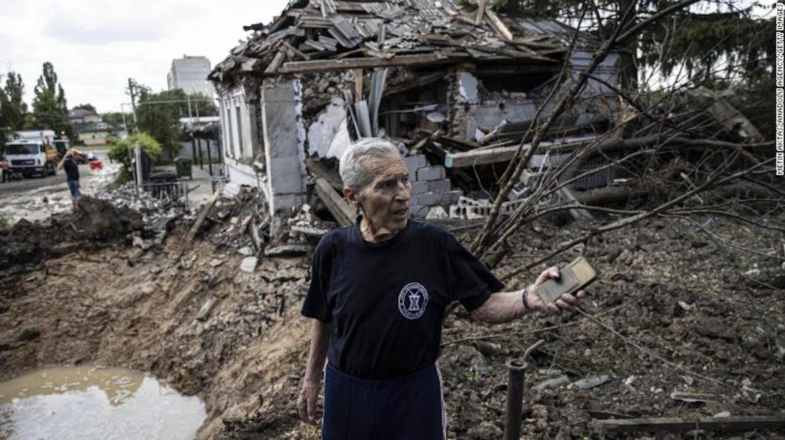 Un hombre inspecciona el cráter de una bomba después de que los proyectiles de artillería rusos alcanzaran un distrito de Járkiv el 26 de junio de 2022.