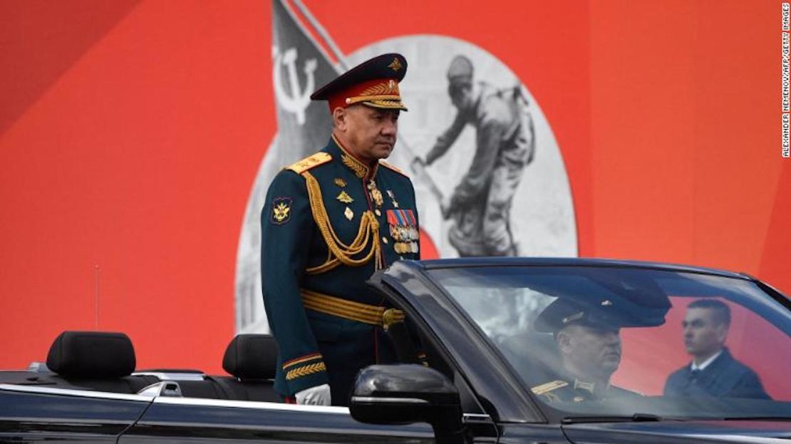 El ministro de Defensa ruso, Sergei Shoigu, asiste al desfile militar del Día de la Victoria en el centro de Moscú el 9 de mayo de 2022.