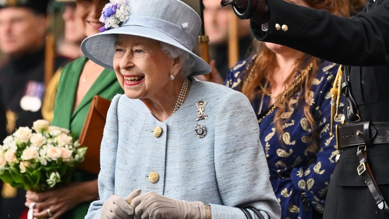 CNNE 1230167 - reina isabel ii reaparece en un evento publico