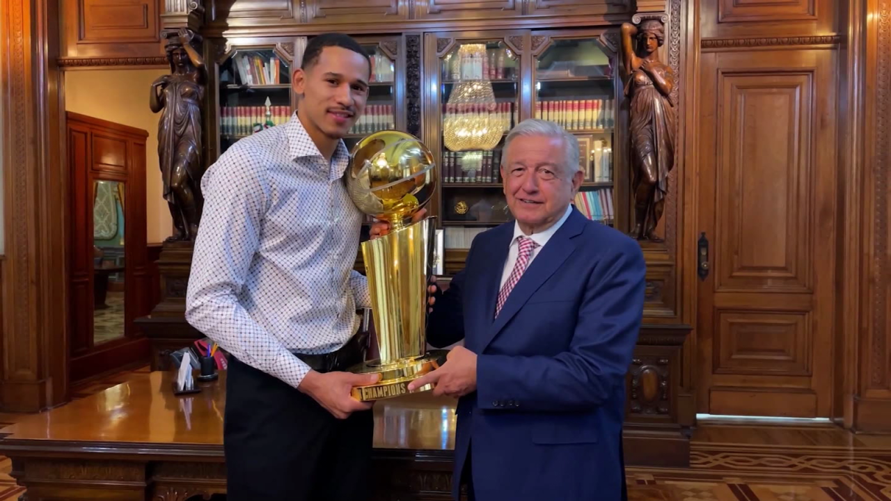 CNNE 1230428 - juan toscano-anderson visita a amlo con trofeo de nba en mano