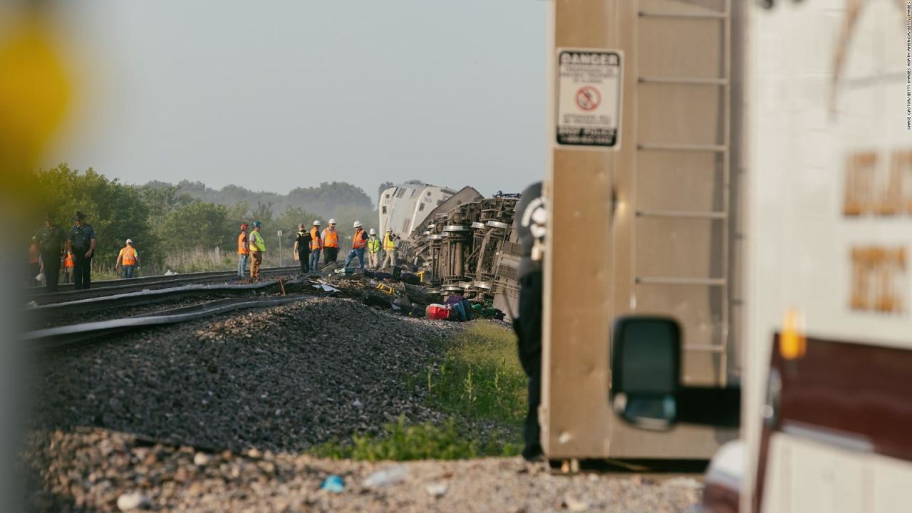 CNNE 1230526 - pasajero muestra imagenes del tren de amtrak descarrilado en missouri