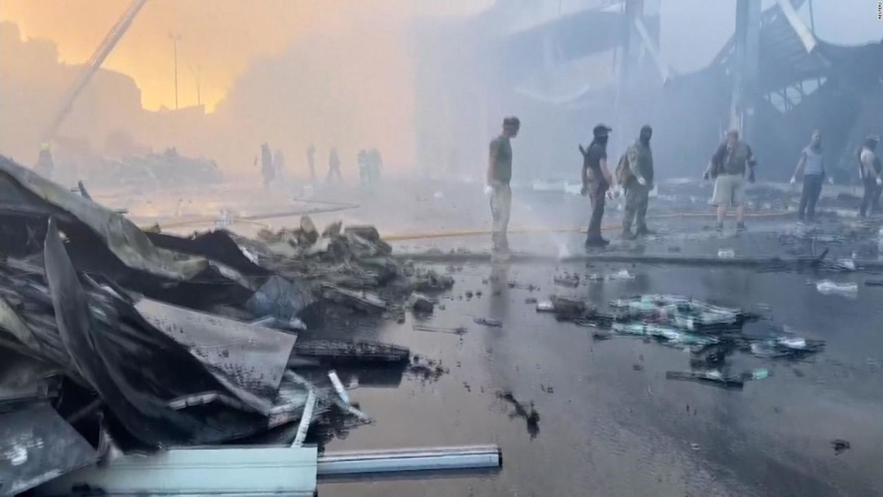 CNNE 1230528 - ataque aereo ruso pulveriza un centro comercial en ucrania