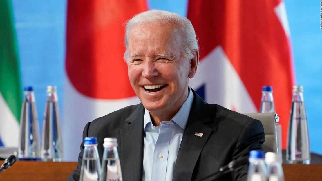 El presidente de los Estados Unidos, Joe Biden, sonríe al comienzo de un almuerzo con representantes del Grupo de los Siete durante su quinta sesión de trabajo sobre "Invertir en un futuro mejor: clima, energía, salud" el lunes 27 de junio de 2022 en el castillo de Elmau, en el sur de Alemania, durante la Cumbre del G7.