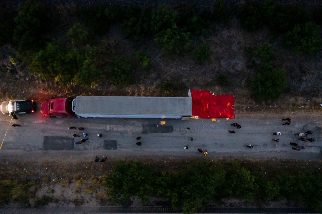 En esta vista aérea, miembros de las fuerzas del orden investigan un remolque de tractor el 27 de junio de 2022 en San Antonio, Texas.