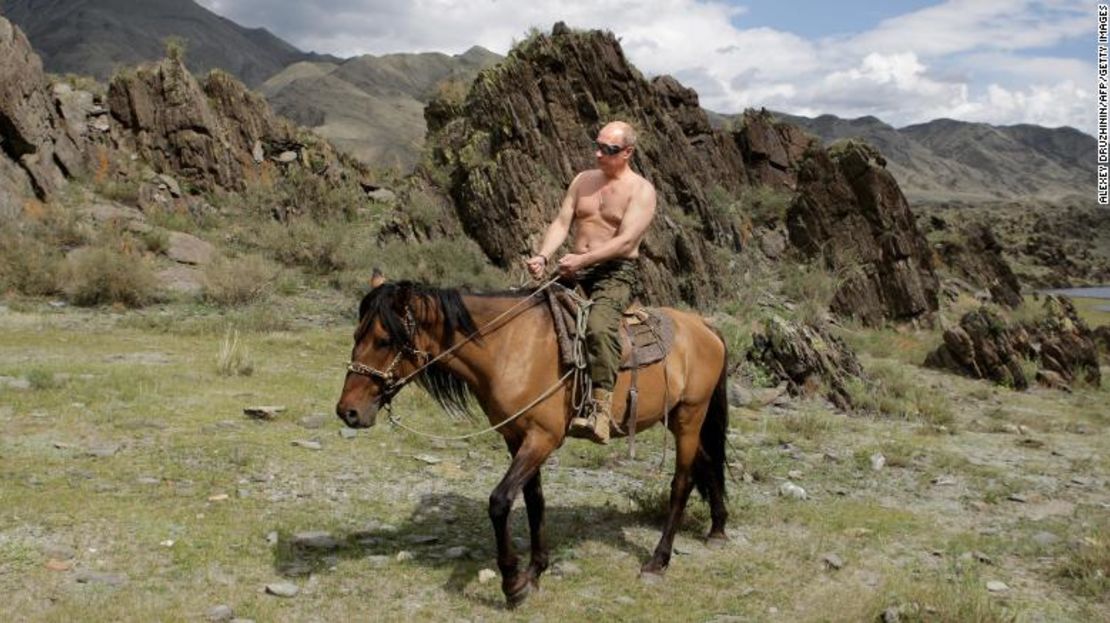 El primer ministro de Rusia Vladimir Putin monta a caballo durante sus vacaciones en Siberia, 2009.