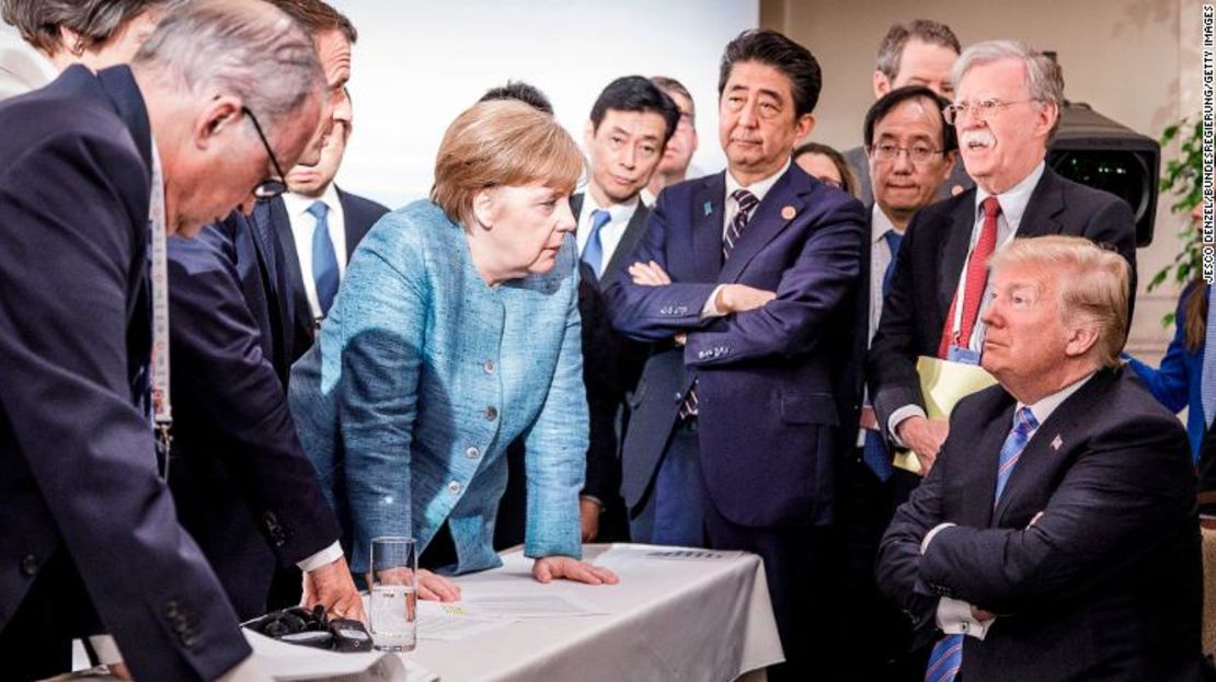 La canciller de Alemania, Angela Merkel, delibera con el presidente estadounidense, Donald Trump, al margen de la cumbre del G7 en Charlevoix, Canadá, 2018.