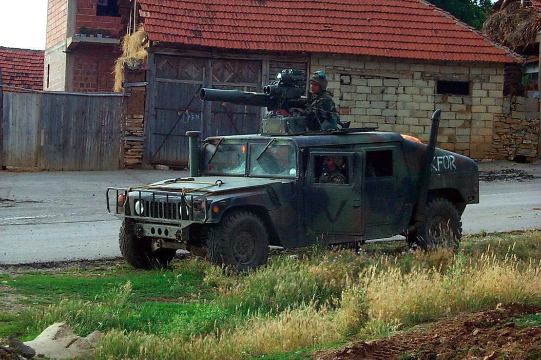 Infantes de marina de Estados Unidos manejan un vehículo Humvee durante operaciones en Kosovo el 23 de junio de 1999.