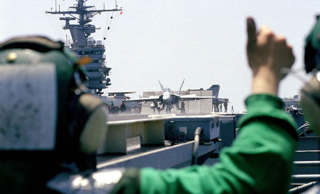 Un F-18 "Hornet" de la marina de Estados Unidos a punto de despegar el 9 de junio de 1999 durante la guerra de Kosovo.