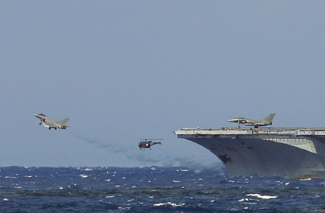 Un caza Rafale de la Fuerza Aérea de Francia despegando del portaaviones Charles de Gaulle en el mar Mediterráneo, como parte de las operaciones militares de la OTAN en Libia.