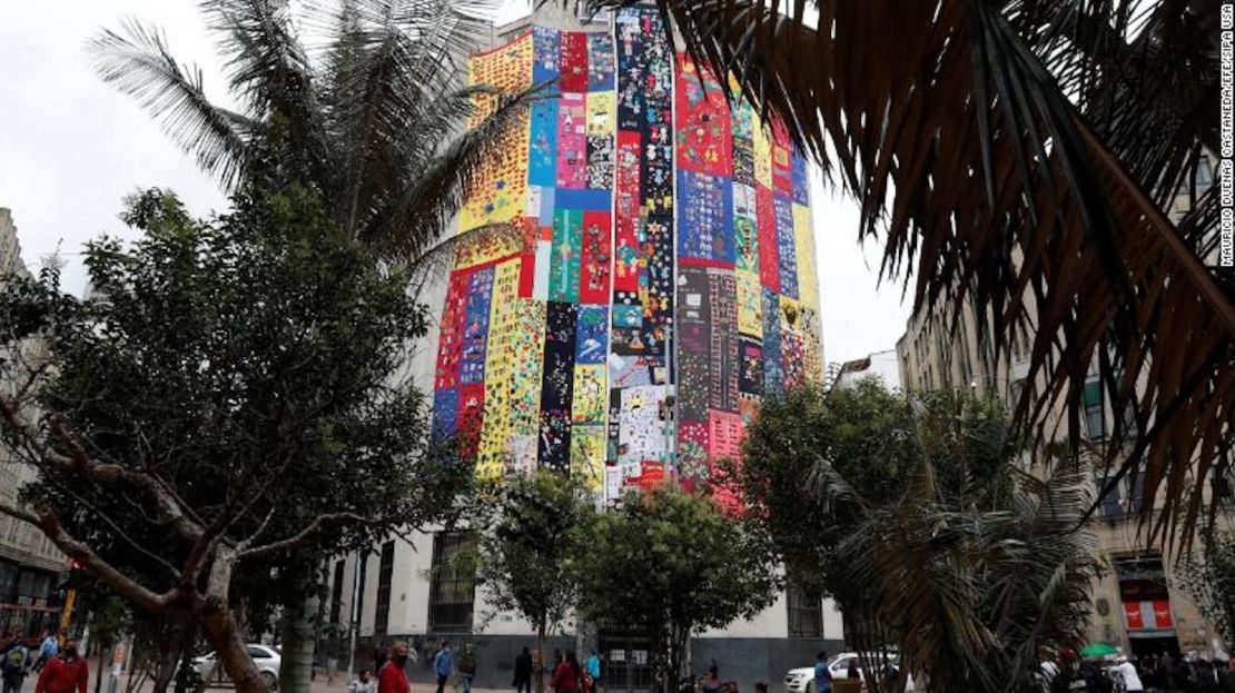 El edificio de la Comisión de la Verdad en Bogotá está cubierto por 540 metros de tela, tejida por hombres y mujeres pertenecientes a las Costureras de la Memoria.