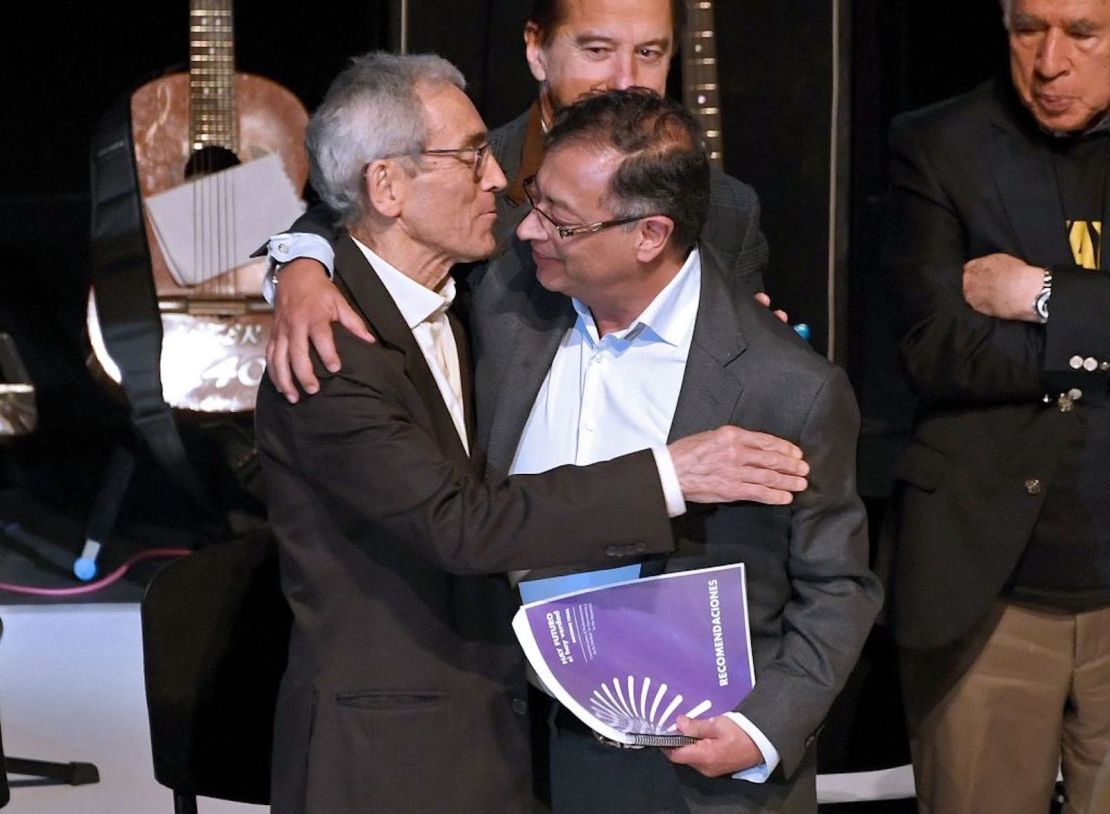 El presidente electo de Colombia, Gustavo Petro (derecha), abraza al presidente de la Comisión de la Verdad de Colombia, Francisco de Roux, durante la presentación de su informe final sobre el conflicto armado colombiano de décadas, en el teatro Jorge Eliécer Gaitán de Bogotá, el 28 de junio de 2022.