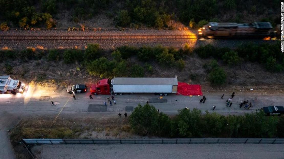 Los miembros de la policía investigan el camión con remolque el 27 de junio de 2022 en San Antonio, Texas.