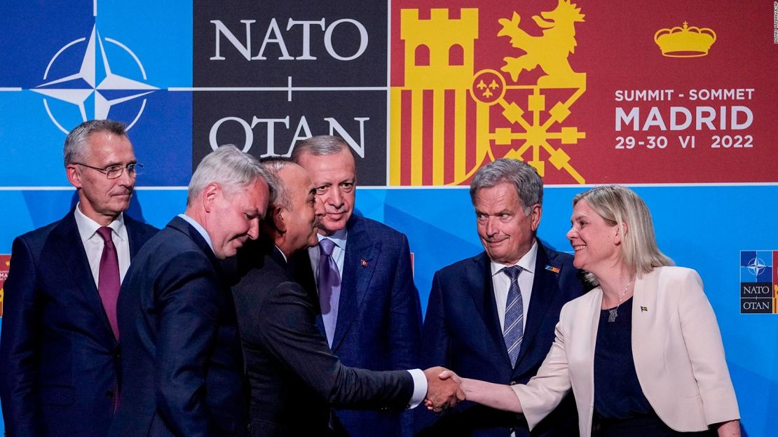 El ministro de Relaciones Exteriores de Turquía, Mevlut Cavusoglu, tercero a la izquierda, se da la mano con la primera ministra de Suecia, Magdalena Andersson, a la derecha, junto al presidente turco, Recep Tayyip Erdogan, en el centro, y el presidente de Finlandia, Sauli Niinisto, segundo a la derecha, después de firmar un memorando en el que Turquía acepta el ingreso de Finlandia y Suecia a la alianza de defensa en Madrid, España, el martes 28 de junio de 2022.