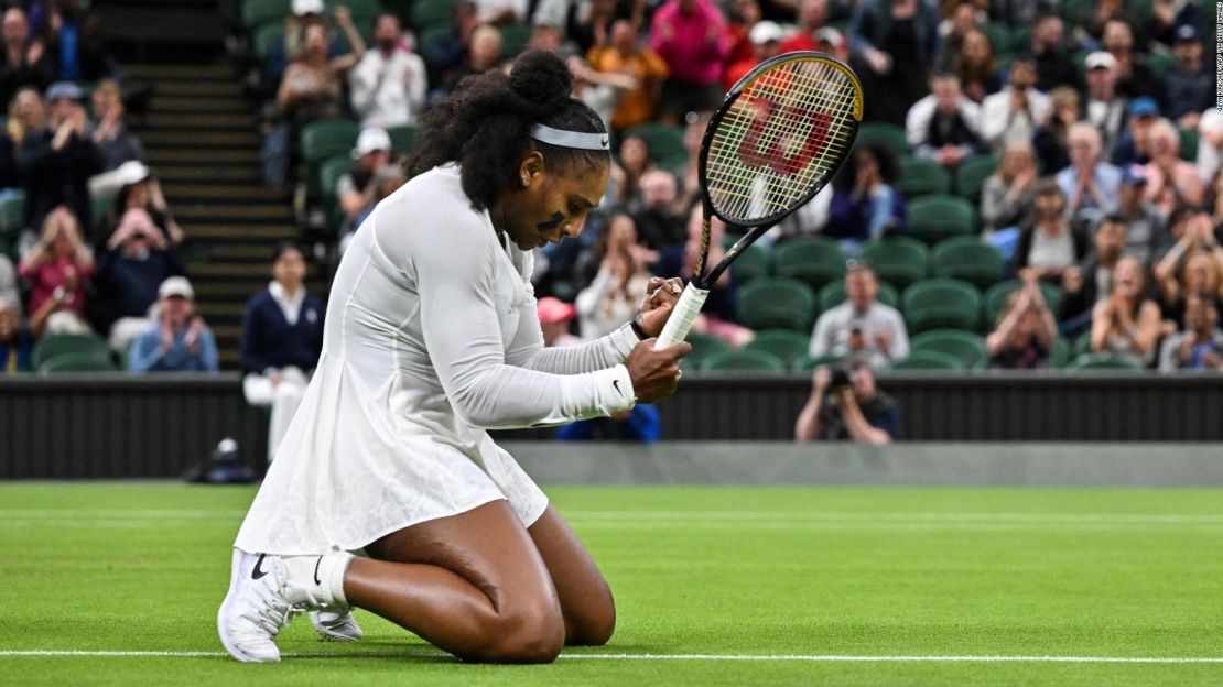 Williams agita el puño durante su derrota en primera ronda contra Harmony Tan en Wimbledon 2022, en su regreso al circuito.