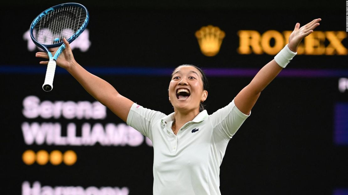 Tan desplegó una gran variedad de golpes en su victoria en tres sets contra Serena Williams.