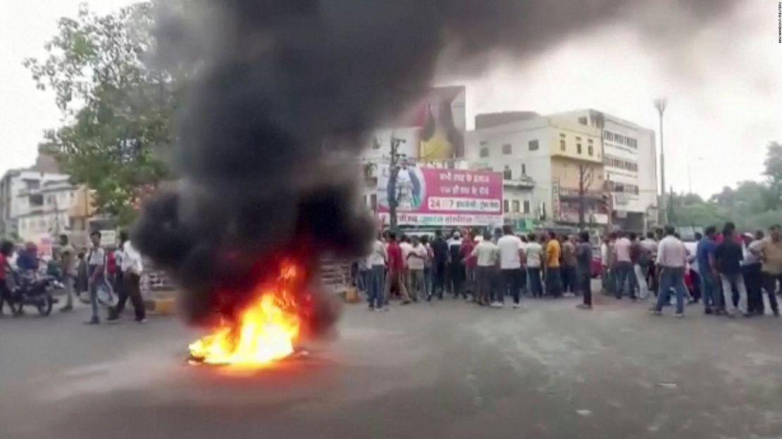 El humo sale de una hoguera mientras aumentan las tensiones tras el asesinato de un hombre hindú en Udaipur, Rajastán, en el oeste de la India, el 28 de junio.