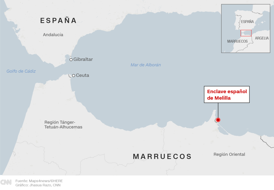 ¿Qué pasó en Melilla? El Gobierno marroquí informó sobre 23 muertos en los hechos de violencia del viernes, mientras que organizaciones sociales como Caminando Fronteras ya hablan de 37 personas que perdieron la vida. Unos 2.000 migrantes se concentraron justo después del amanecer del viernes para intentar cruzar desde Marruecos hacia Melilla, pero las fuerzas de seguridad marroquíes hicieron retroceder a cientos de ellos, informó CNN con base en datos oficiales. Aun así, unos 1.500 se acercaron a la frontera y luego unos 500 convergieron en la puerta de un puesto fronterizo. Algunos de ellos utilizaron cizallas metálicas para cortar una puerta de acceso y finalmente 133 consiguieron entrar en España. Las autoridades marroquíes hablan de 23 muertos, organizaciones sociales como Caminando Fronteras suben el saldo a 37. Las autoridades españolas hablan además de 49 agentes de la Guardia Civil sufrieron heridas leves. Hasta aquí, el relato oficial y el desacuerdo sobre las cifras de muertos.  "No son muertes, son asesinatos" Organizaciones sociales como Amnistía Internacional dan denunciado el "uso desproporcionado" de la fuerza. Afirman que las imágenes que vieron muestran a agentes marroquíes "golpeando con sus porras a personas que ya se encontraban totalmente bajo su control y custodia, y que no oponían resistencia" y "la situación de hacinamiento a la que las fuerzas policiales marroquíes habrían sometido a decenas de migrantes en las inmediaciones del perímetro fronterizo".         La Asociación de Derechos Humanos de Marruecos, además de denunciar la forma "violenta e inhumana" en que fueron tratados los migrantes, informó a través de su cuenta de Twitter que "las autoridades de Nador están preparando 21 tumbas en el cementerio de Sidi Salem para enterrar a los inmigrantes fallecidos el viernes". "Sin investigación, sin autopsia y sin identificación, las autoridades tratan de ocultar el desastre. Un verdadero escándalo", dijo la organización, que además señaló que el hecho de que decenas de migrantes "gravemente heridos" fueran "abandonados" durante horas hizo que el número de muertos aumentara.         A las denuncias se suman los pedidos de investigaciones. "No se trata ni de la primera vez ni será la última mientras se sigan con estas políticas migratorias inhumanas", dice por su parte la Comisión Española de Ayuda al Refugiado. En una de las manifestaciones que tuvieron lugar el domingo en España tras la tragedia, según imágenes de Efe, las personas coreaban "no son muertes, son asesinatos". La ONU hace un llamado contra el "uso excesivo de la fuerza" en Melilla La agencia de la ONU para los refugiados (Acnur) y la Organización Internacional de las Migraciones instaron a las autoridades a "priorizar la seguridad de los migrantes y refugiados, a abstenerse del uso excesivo de la fuerza y a defender sus derechos humanos" en un comunicado conjunto tras los hechos del viernes. Y además plantearon una mirada más a largo plazo: los hechos violentos subrayan "más que nunca" lo importante que llegar a "soluciones duraderas" y pidieron a la comunidad internacional que "refuerce el acceso a vías alternativas seguras para evitar que refugiados y migrantes tengan que recurrir a rutas peligrosas y reducir el riesgo de que estos trágicos sucesos se repitan en el futuro". En diálogo con CNN en Español, María Jesús Vega, portavoz de Acnur España, dijo que, si las fuerzas de seguridad no tienen más remedio que usar la fuerza, deberían hacerlo de "manera equilibrada y proporcional". El Gobierno español agradece a Marruecos y apunta a las mafias Lo sucedido el viernes fue un "asalto violento y organizado por parte de mafias que trafican con seres humanos a una ciudad que es territorio español, por tanto fue un ataque a la integridad territorial de nuestro país de manera violenta", dijo el sábado en conferencia el presidente del Gobierno español, Pedro Sánchez. Y no escatimó en elogios a las fuerzas de seguridad, habló del "extraordinario trabajo" de los agentes españoles, recordando a los guardias civiles heridos, y destacó que "la gendarmería marroquí se ha empeñado a fondo precisamente en tratar de evitar este asalto violento". Fue, de acuerdo a sus palabras, un episodio "bien resuelto", dijo Sánchez, y remarcó que "Marruecos también sufre un problema de presión migratoria". CNN solicitó al Ministerio del Interior declaraciones sobre las denuncias de uso excesivo de la fuerza. Desde el organismo respondieron que no estaban haciendo comentarios, pero señalaron que no hay denuncias contra los cuerpos de seguridad españoles. Un total de 32 personas de origen subsahariano fueron imputadas por tráfico de humanos y secuestro de un policía marroquí por parte de la Fiscalía de Nadur, según informó este lunes Televisión Española. Las muertes y la reacciones primaria de Sánchez ha desatado una tormenta política en España, donde desde el Partido Popular de la oposición hasta Unidas Podemos, que forma parte de la coalición, lanzan críticas y piden una investigación. De dónde son y qué pasará con los que cruzaron la frontera Un total de 133 personas lograron saltar la valla, según los datos oficiales de España. Ahora están acogidas en el Centro de Estancia Temporal de Melilla, explicó Vega, donde están pasando los protocolos por el covid-19. Vega, de Acnur, explicó que esos migrantes provienen de países como Sudán (solo "el año pasado en Sudán hubo medio millón de desplazados forzosos dentro del propio país", recuerda), muchos de Darfur, de Sudán del Sur y Eritrea. Organizaciones civiles mencionan específicamente también a Chad como país de origen. Lo cierto, afirmó Vega, es que muchos "probablemente no puedan volver". Cuando llegan a territorio español, por la vía que sea, se hace una ficha y se les informa sus derechos, dijo Vega, a recibir asistencia médica y jurídica, contar con un intérprete y pedir asilo. "Esto no quiere decir que toda la gente que venga en esta circunstancia deban de pedir asilo", recordó, ya que este mecanismo legal está previsto para casos en que las personas teman por su vida o sufran persecución por los motivos que establece la Convención de Ginebra, por ejemplo por razones de raza, opinión política, género, religión, etc. El asilo se puede otorgar cuando "el retorno de esa persona a su país podría poner en riesgo su vida o su integridad física" aunque también puede haber consideraciones humanitarias o de otra índole, afirmó. Existe, a su vez, un "procedimiento acelerado" para denegar la petición de asilo en caso de que sea "manifiestamente infundada o abusiva". En el marco de lo sucedido el viernes, Amnistía Internacional también ha denunciado "devoluciones en caliente" por parte de España que "están prohibidas bajo el derecho internacional", aunque existen antecedentes judiciales que avalan esta práctica. La historia de Melilla como enclave español En la costa norte de Marruecos existen dos enclaves españoles: Ceuta y Melilla. Melilla cayó en manos de España en 1497 y, pese a una larga historia de asedios y ataques, según recuenta la Enciclopedia Britannica, permaneció bajo su poder hasta ahora. La agenda actual está dominada por la crisis migratoria, pero tuvo un papel central en otras épocas, notablemente en 1936, cuando se convirtió en la primera ciudad del país que se levantó contra el gobierno del Frente Popular, "contribuyendo así a precipitar la Guerra Civil española", recuerda la enciclopedia. Cuando Marruecos se independizó en 1956, Melilla quedó bajo el Gobierno español, obteniendo un grado de autonomía hacia el 1995. Hoy cuenta con unos 85.000 habitantes. Más de 1.000 saltos en medio año Un total de 954 migrantes llegaron a Melilla desde Marruecos a través de las vallas desde que comenzó el año hasta el 15 de junio, según cifras del Ministerio de España. Eso significa que, si se suman los saltos de la semana pasada, ya se computan más de 100. Los 954 representaban un aumento del 103% con respecto al mismo período de 2021. Del 2013 a la actualidad, el año en que más saltos se registraron fue 2014, cuando totalizaron 2.069, según información que proporcionó el Gobierno español al Congreso que puede consultarse aquí, y sobre la que reportó el medio Newtral. Las cifras oficiales también muestran que de 2020 hasta ahora el paso de migrantes hacia los enclaves españoles es significativamente mayor en Melilla que en Ceuta. Con información de Al Goodman.