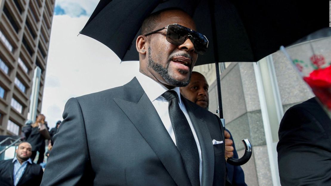 R. Kelly en marzo de 2019 sale de una audiencia en Chicago.