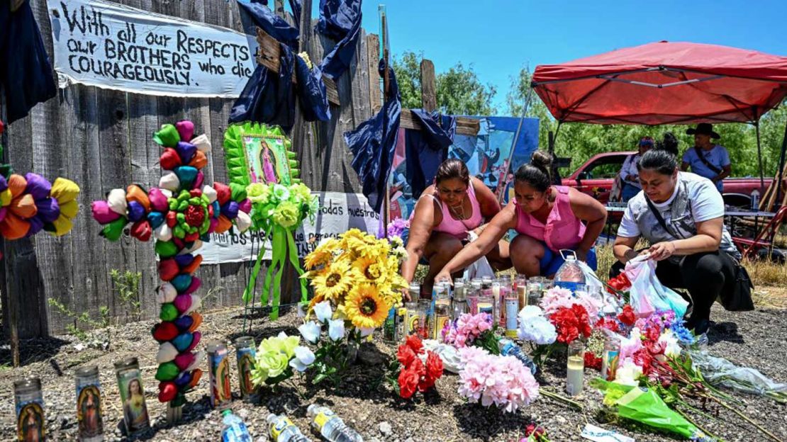 Homenaje a migrantes muertos dentro de un tráiler en San Antonio, Texas.