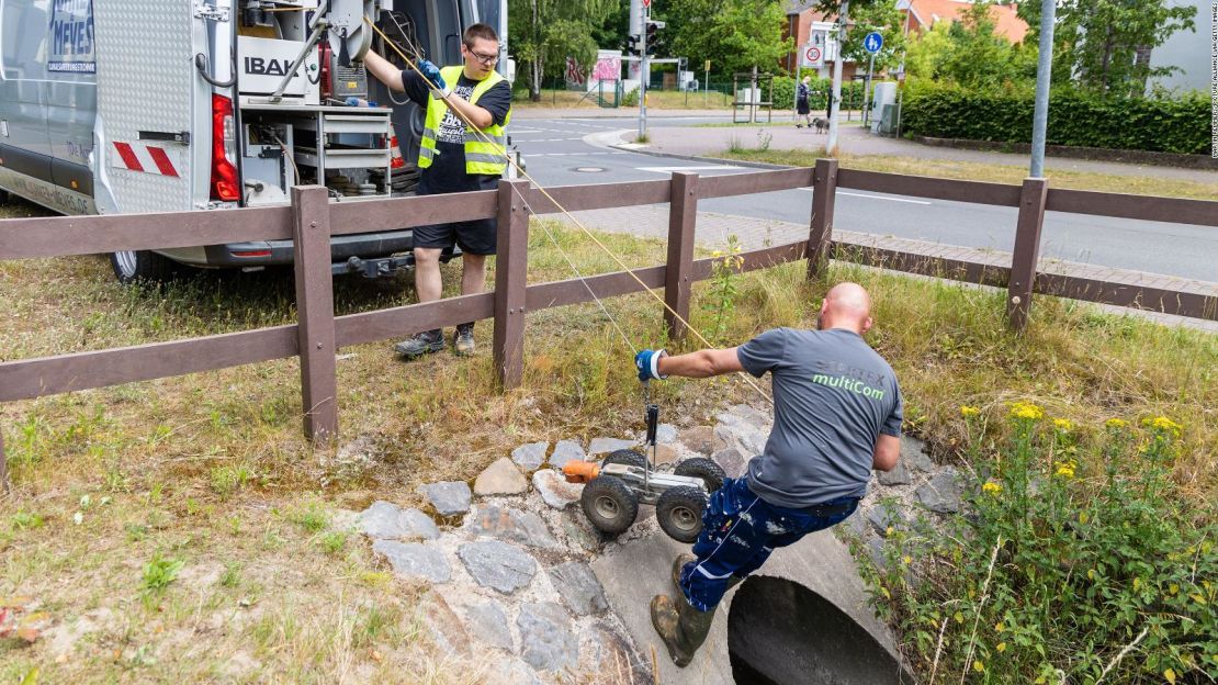 Los trabajadores preparan un robot equipado con una cámara para tratar de establecer cómo Joe podría haber entrado en el sistema de drenaje.