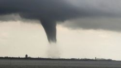 CNNE 1231628 - mira el raro tornado que golpeo la costa en los paises bajos