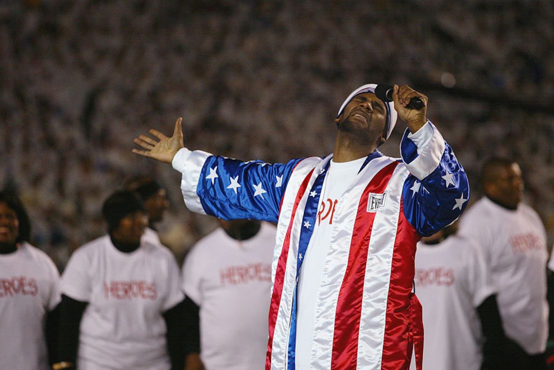 El cantante R. Kelly se presentó en la ceremonia de apertura de los Juegos Olímpicos de Invierno en Salt Lake City el 8 de febrero de 2002.