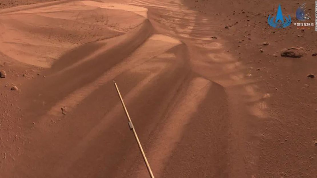 Una imagen de dunas en Marte, tomada por el rover Zhurong de la sonda Tianwen-1, poco antes de entrar en reposo, en mayo de 2022.